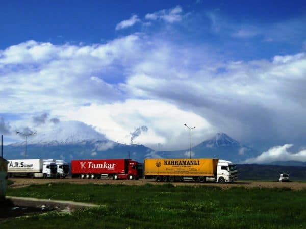 Tragedia a Cusco: scontro tra miniván e camioncino causa 13 morti