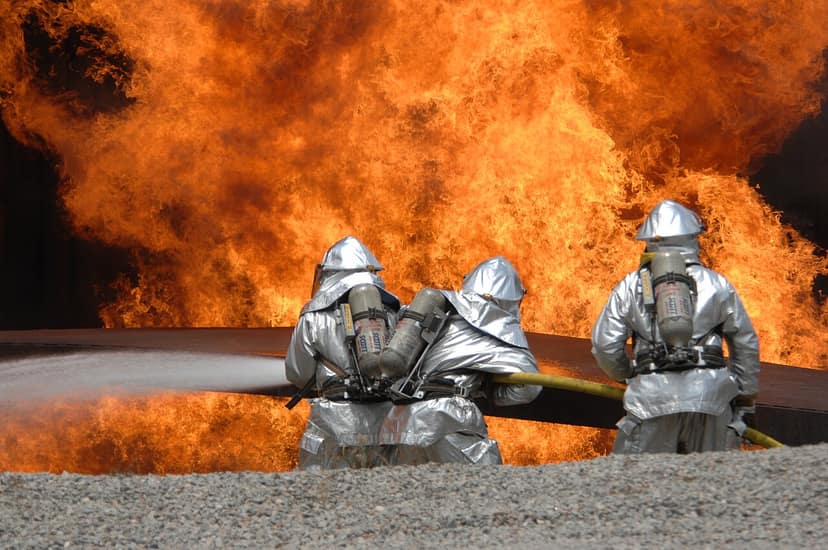 Incendie dévastateur sur le Mont Goj à Côme : Canadair et pompiers en action