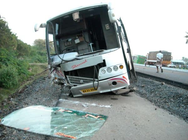 40 feriti mentre un autobus precipita da un ponte nell'Andhra Pradesh