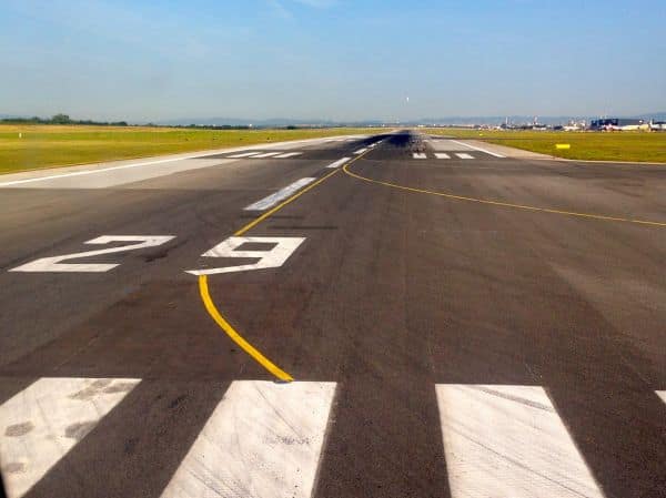 Trainerflugzeug von der Landebahn am Baramati Airfield abgekommen; Alle Insassen unversehrt