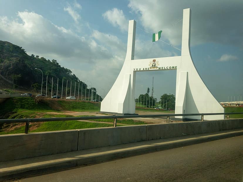 Tonto Dikeh eröffnet neues Weintabernakel in Abuja