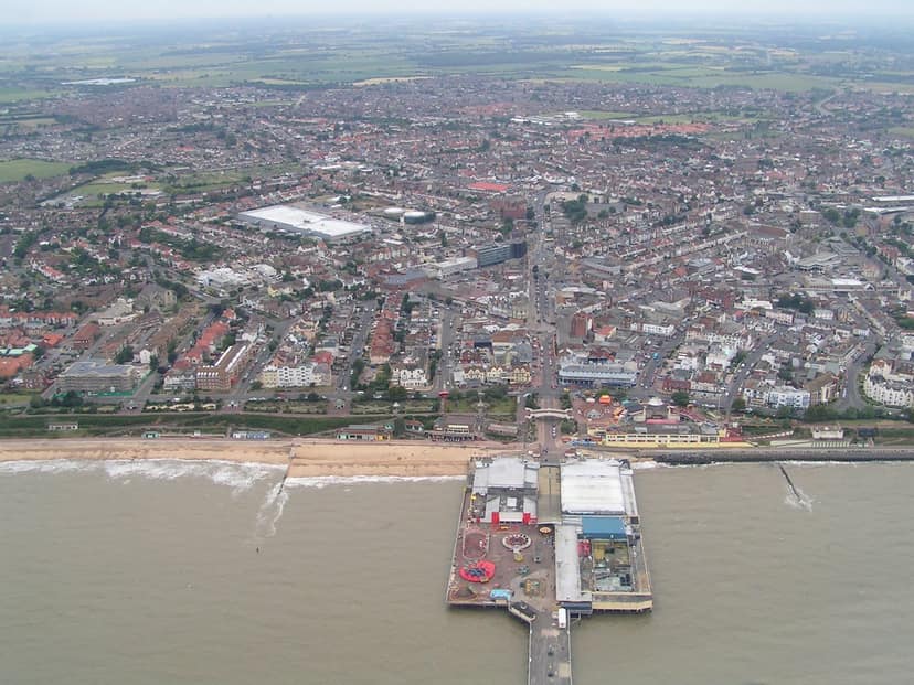 Nigel Farage si confronta con Count Binface a Clacton-on-Sea