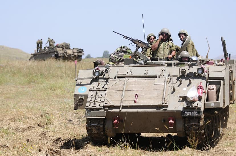 Incursão do exército israelita em território libanês e bombardeamentos a colinas
