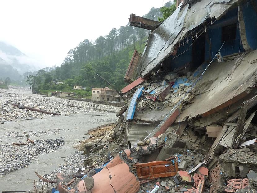 Inundações Relâmpago em Chamoli, Uttarakhand, Destruíram Ponte Bailey
