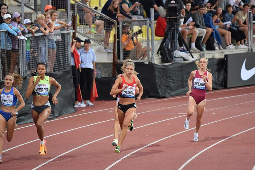 Keely Hodgkinson avanza a la final de 800m tras caída de su rival