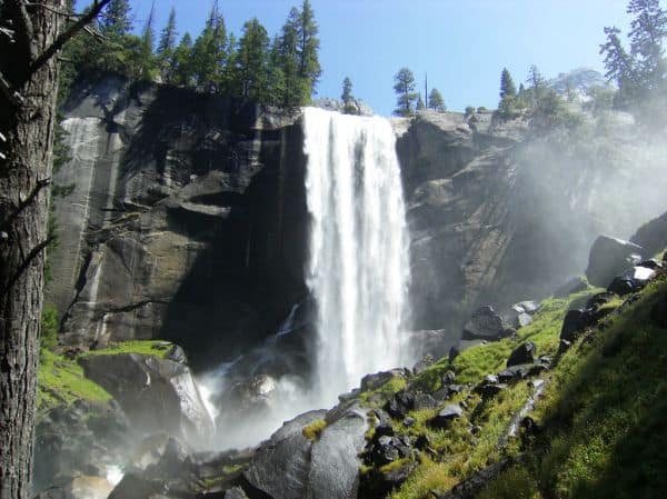 Turista se cae 54 metros en una cascada en Oregón