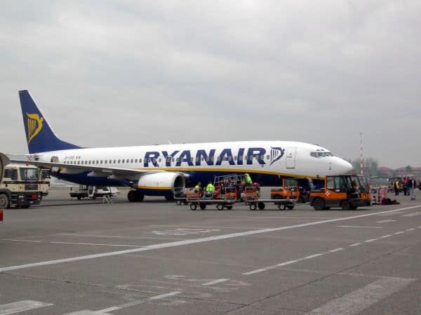 Un homme presque tiré d'un avion Ryanair par des morceaux de moteur cassés