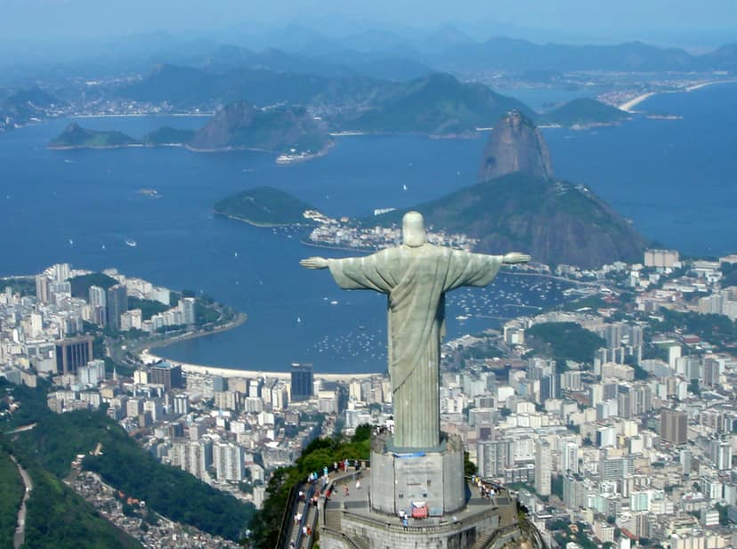 Quatro mortos em queda de helicóptero no Rio de Janeiro