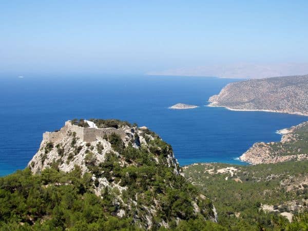 Incendio forestal en Grecia obliga a evacuar a casi 500 turistas
