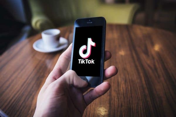 TikTok Star Sydney Towle, Who Chronicled Her Cancer Journey, Dies at 26