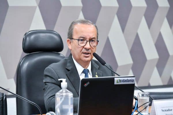 O Futebolista Brasileiro Jacy Maranhão Cai em Túnel Após Celebração de Golo Anulado