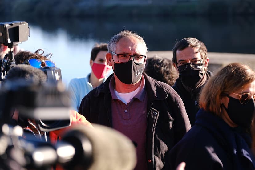 Opponents contest passage of the 87th Volta in the Albergaria Forest