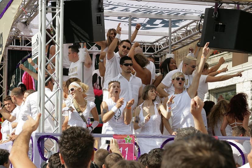 La Street Parade à Zurich attire des centaines de milliers de personnes