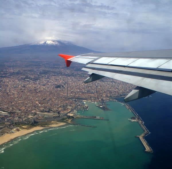 Luchthaven van Catania op Sicilië weer geopend na uitbarsting van de Etna