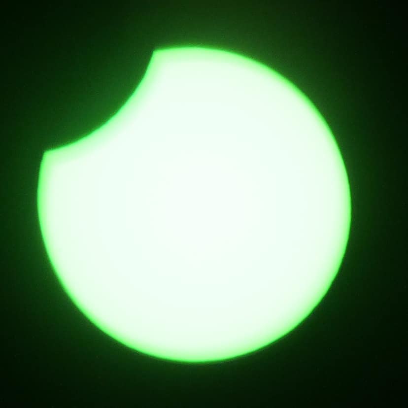 Millones experimentan un espectacular eclipse solar en Europa