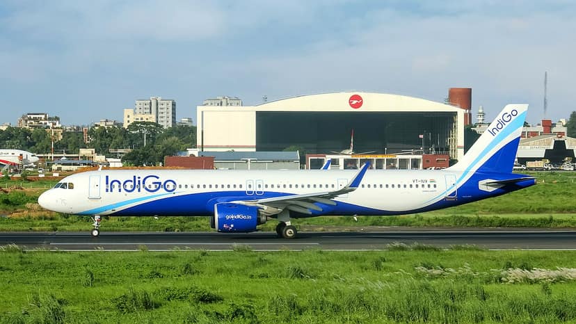 IndiGo-Flug landet nach Ausfall des linken Triebwerks notlandend