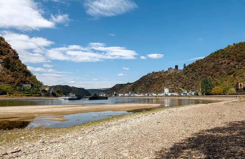Extrem niedriger Wasserstand im Rhein gefährdet die Schifffahrt