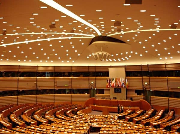 Dos explosiones tras fuga de gas en Bruselas; cientos evacuados